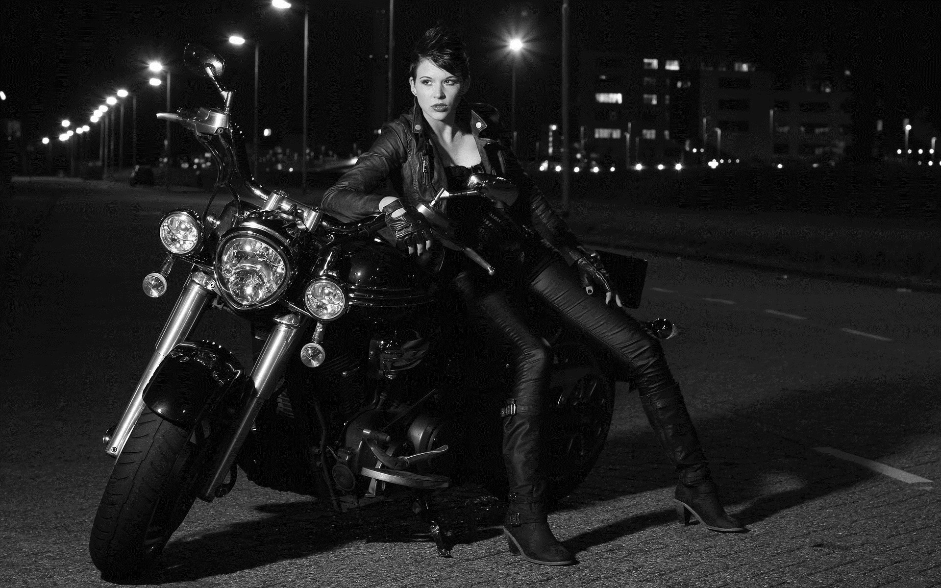 Photo Beautiful girls and motorcycles in Gurgaon